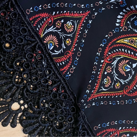 Elastic waist, printed woven shorts with lace hem finish - Picture 2 of 4